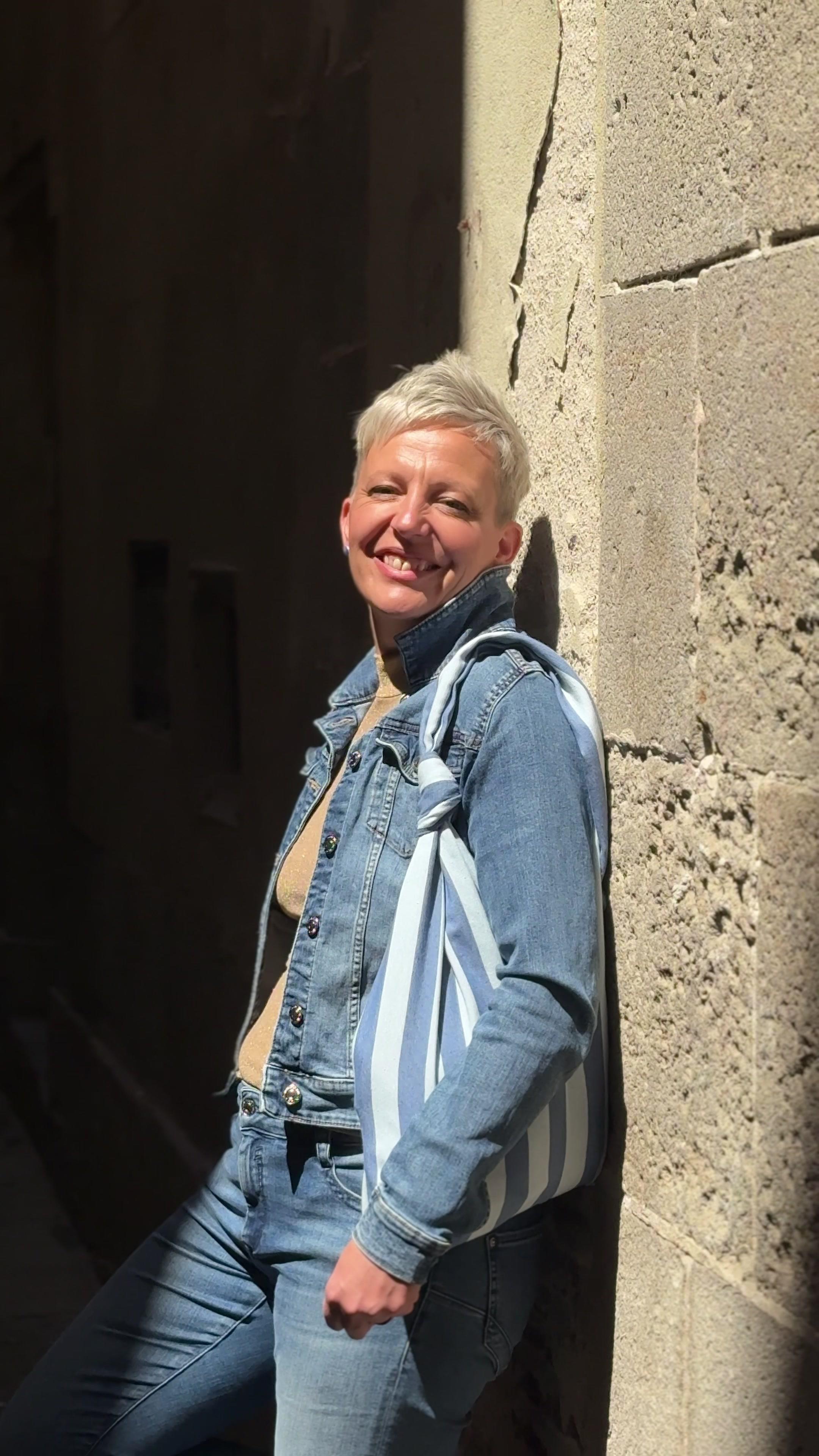 Gerti blickt dir direkt entgegen, Sonne im Gesicht
